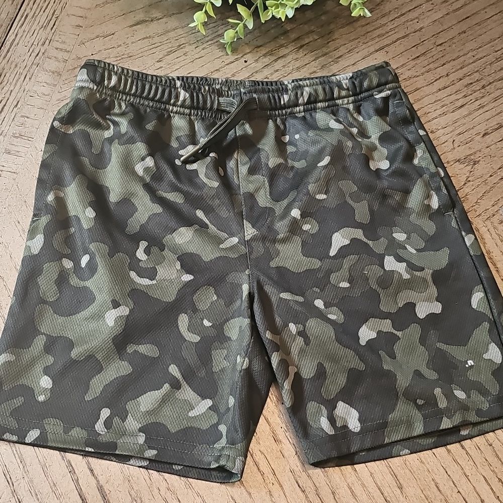Camo Shorts size 7 Ideology